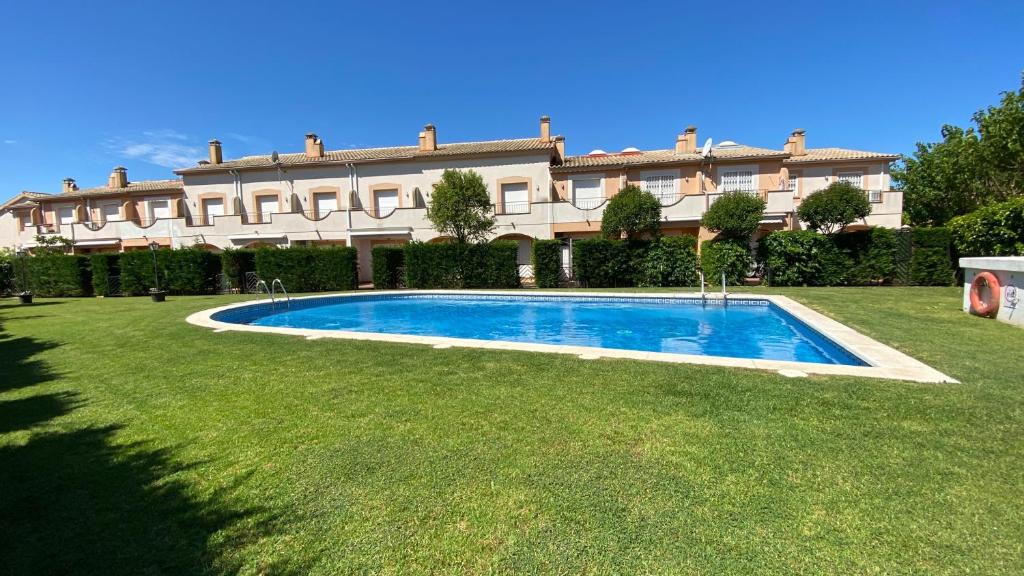 un gran edificio con un patio con piscina en Mar Blau Estartit Rental, en L'Estartit