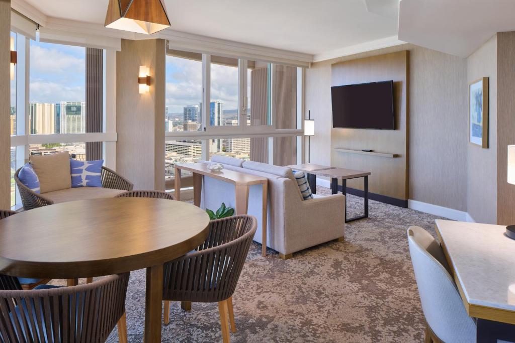 Prince Waikiki - Oceanfront 1 Bedroom Suite - 2 Queens