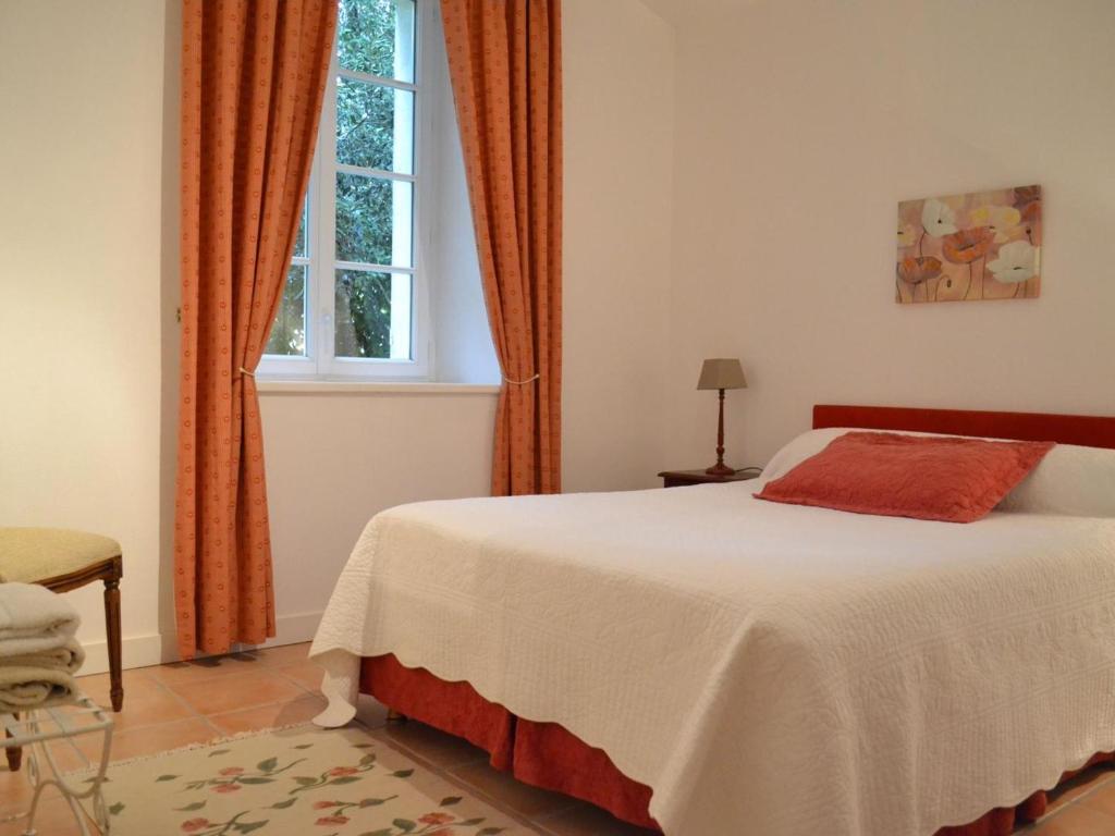 Una cama o camas en una habitaci&oacute;n de G&icirc;te Saint-Cybardeaux, 4 pi&egrave;ces, 6 personnes - FR-1-653-70