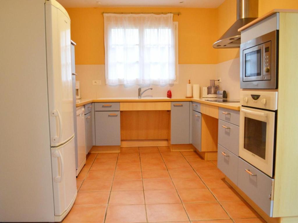 Una cocina o kitchenette en G&icirc;te Saint-Cybardeaux, 4 pi&egrave;ces, 6 personnes - FR-1-653-70