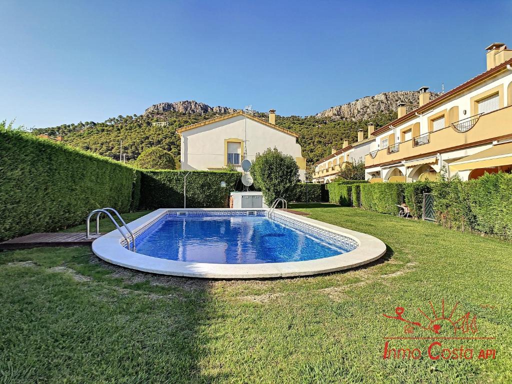 una pequeña piscina en medio de un patio en La Vela Estartit Rental, en L'Estartit