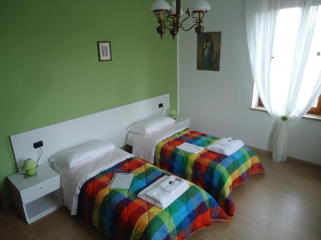 A bed or beds in a room at Spagna B&B