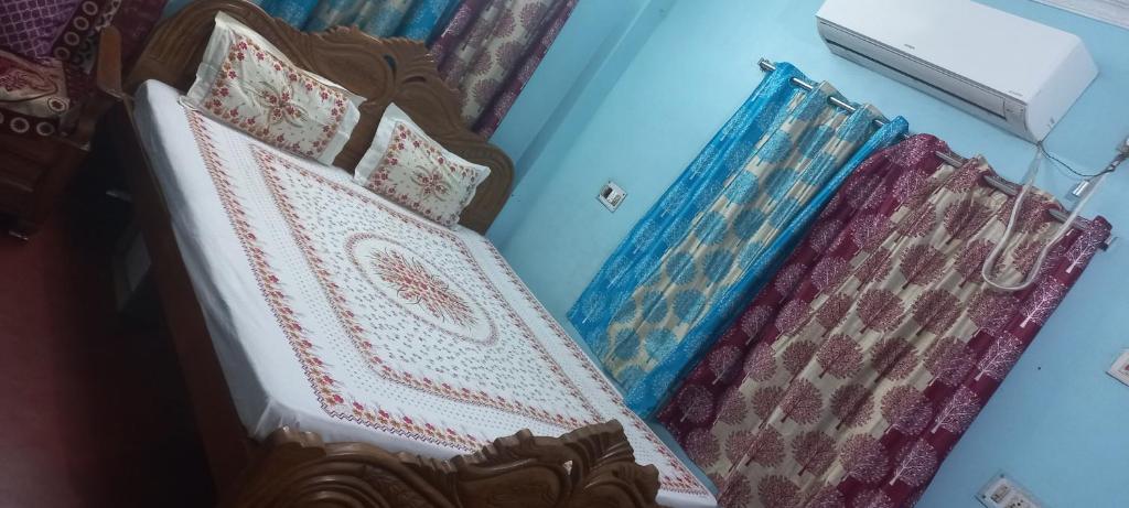 Postel nebo postele na pokoji v ubytování Kiran Guest House