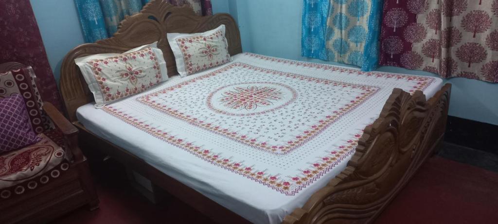Postel nebo postele na pokoji v ubytování Kiran Guest House
