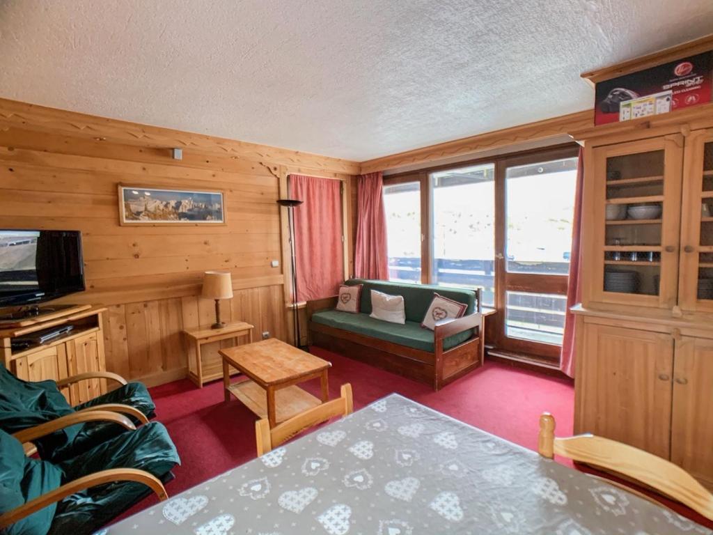 un salon avec un canapé et une télévision dans l'établissement Appartement lumineux 2 pièces, balcons, proche pistes et commerces - Tignes Val Claret - FR-1-502-468, à Tignes