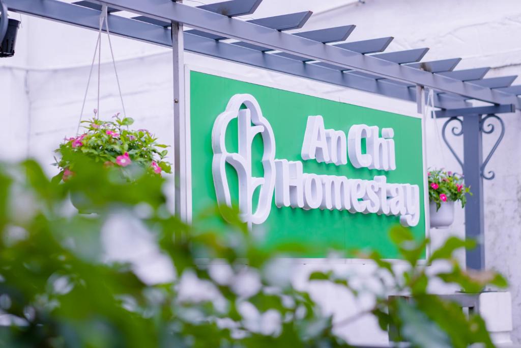 un signe pour un logo amazonien sur un bâtiment dans l'établissement An Chi Homestay, à Hue