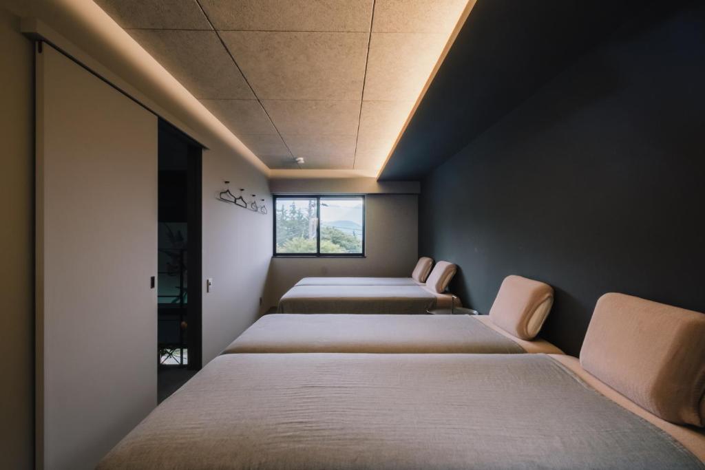 富士河口湖町にあるhotel norm. fujiの窓付きの部屋のベッド1列