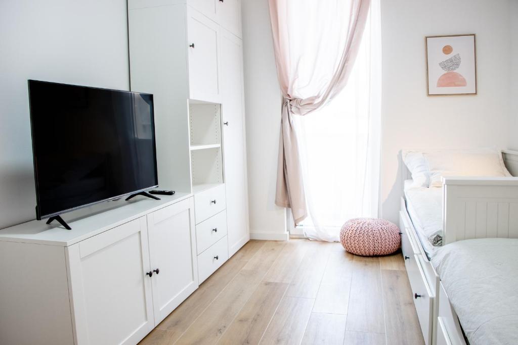 Televízia a/alebo spoločenská miestnosť v ubytovaní Apartment MOLO with a terrace, garden and a heated pool