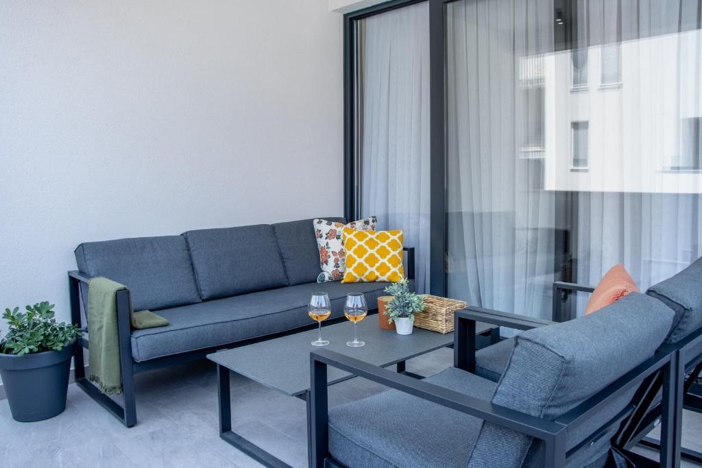 Posedenie v ubytovaní Apartment MOLO with a terrace, garden and a heated pool