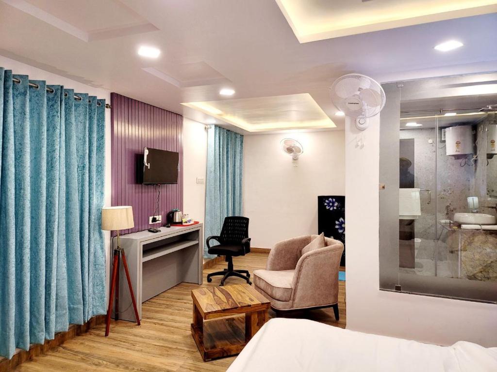 Pokój z łóżkiem, krzesłem i biurkiem w obiekcie Solitude, The Boutique Hotel w mieście Haldwani