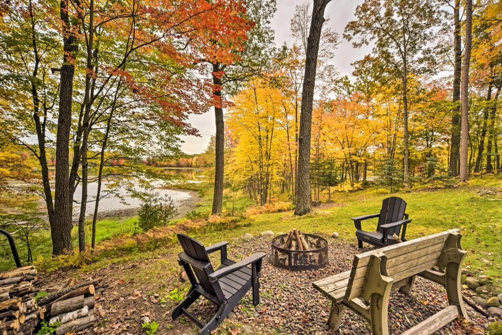 Vacation Home Charming Spooner Cabin Walk to Goose Lake!, WI