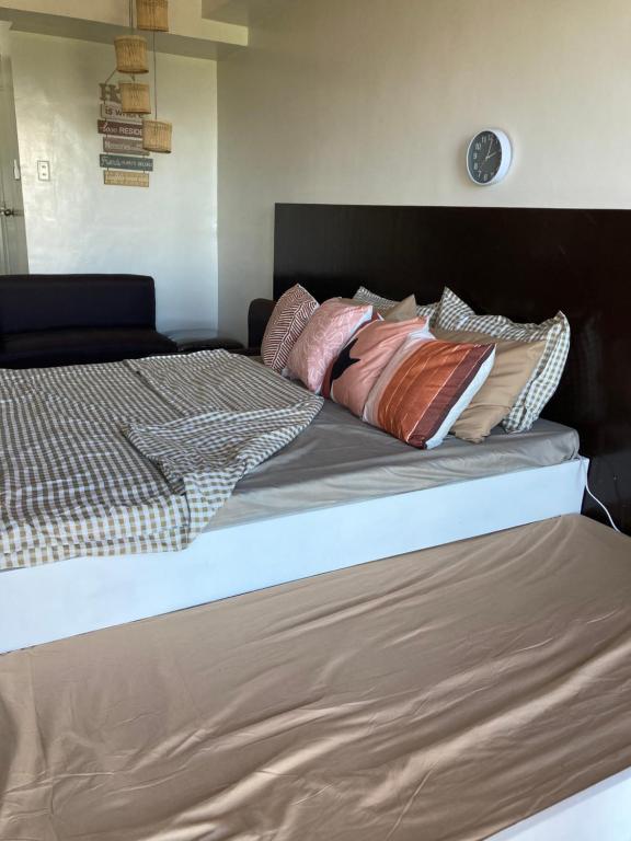 Postel nebo postele na pokoji v ubytování B123 Unit 1852 Prime Residences Tagaytay Condominium - Budget Staycation - Not 5-star Hotel Accommodation