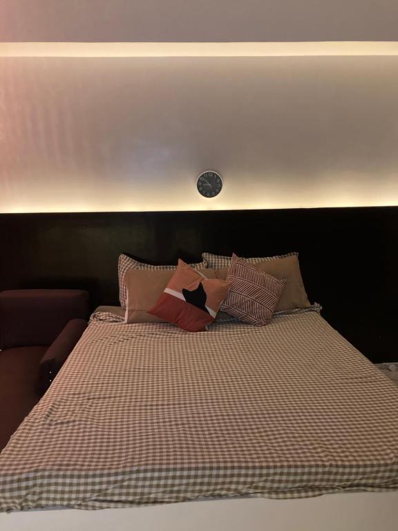 Postel nebo postele na pokoji v ubytování B123 Unit 1852 Prime Residences Tagaytay Condominium - Budget Staycation - Not 5-star Hotel Accommodation