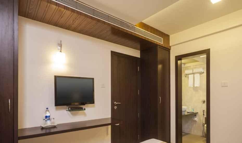 TV a/nebo společenská místnost v ubytování Hotel DORTN Hinjawadi Phase 1