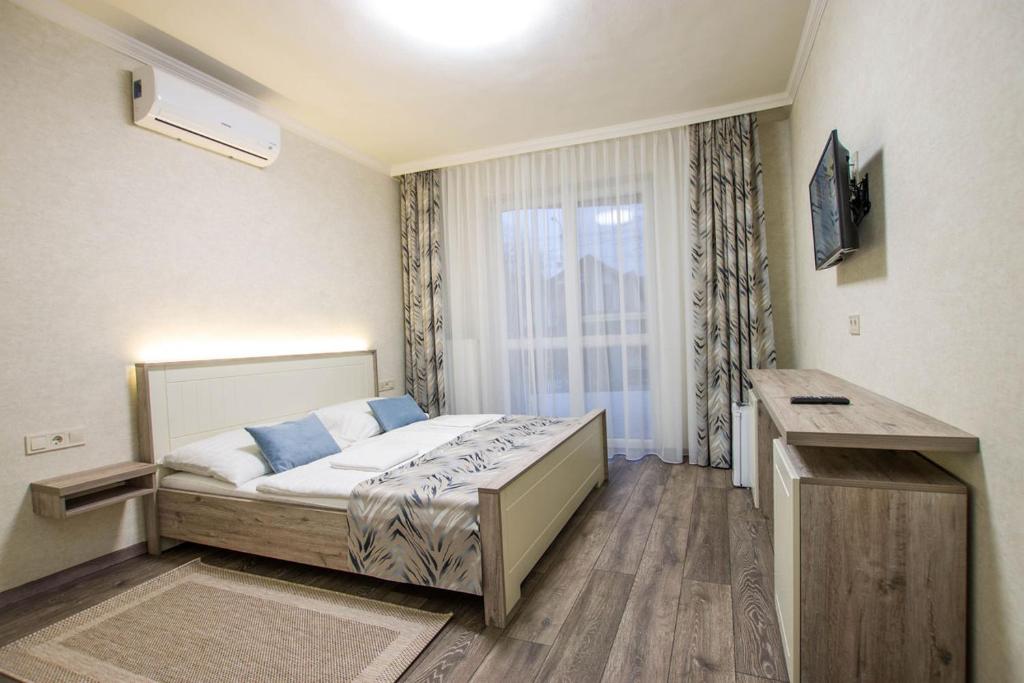 Habitación pequeña con cama y ventana en Járja Panzió, en Hajdúszoboszló