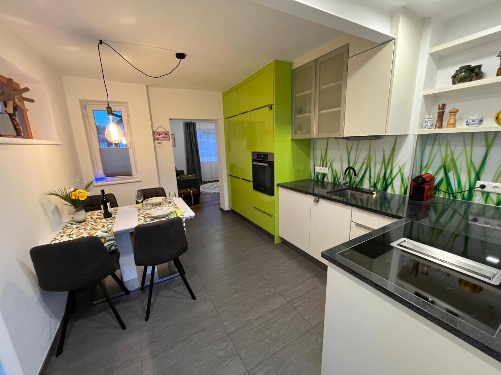 Kuchyň nebo kuchyňský kout v ubytování Ferienhaus Sausalblick