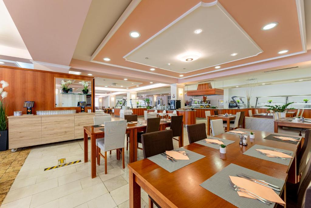 Restaurace v ubytování Hotel Dražica - Hotel Resort Dražica