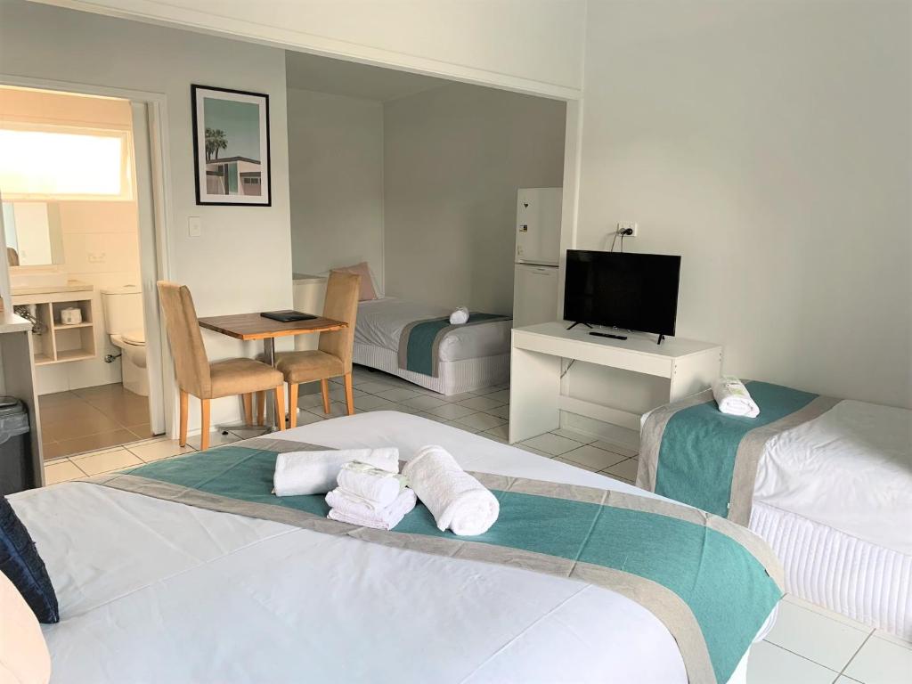黃金海岸的住宿－Aqua Blue Motel，酒店客房设有两张床和电视。