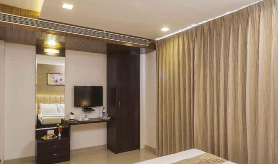 TV a/nebo společenská místnost v ubytování Hotel DORTN Hinjawadi Phase 1