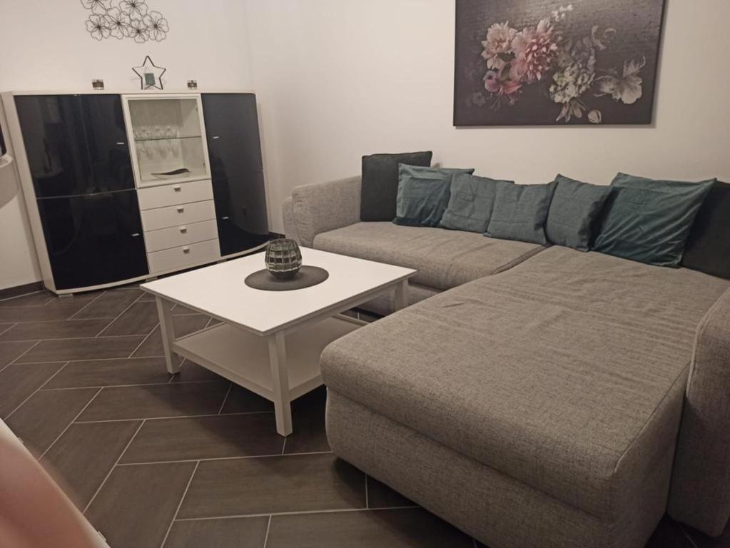 sala de estar con sofá y mesa de centro en Gästewohnung 5, en Oschersleben
