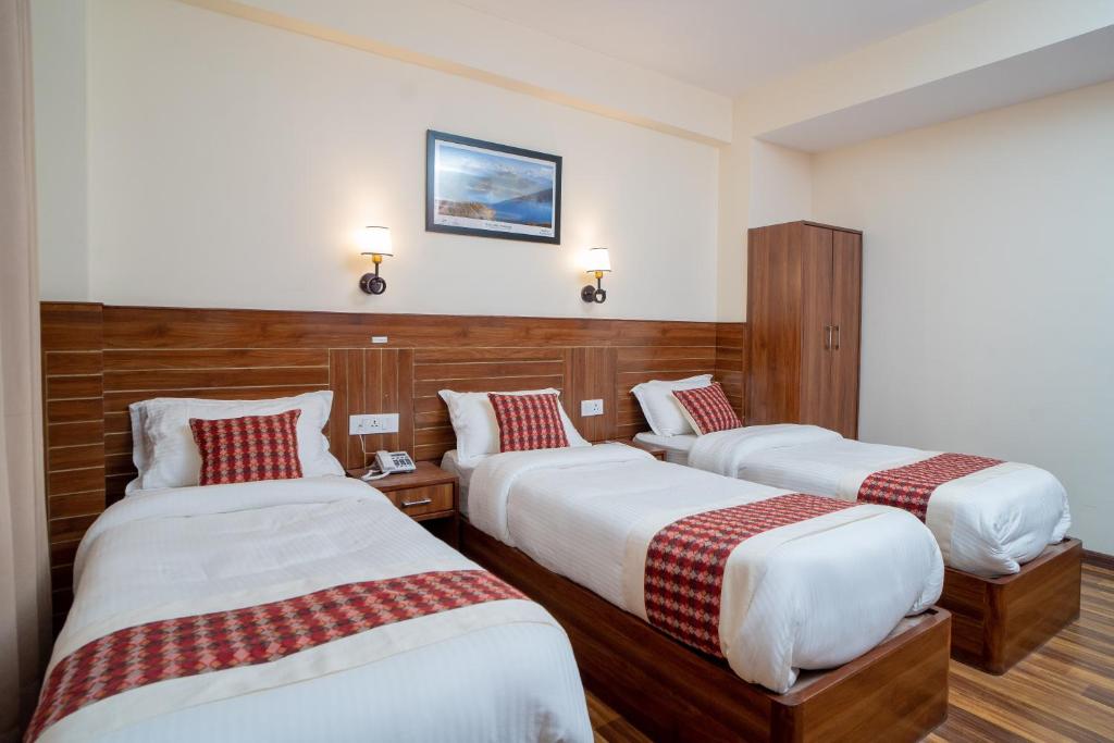 Postel nebo postele na pokoji v ubytování Madhuban Hotel