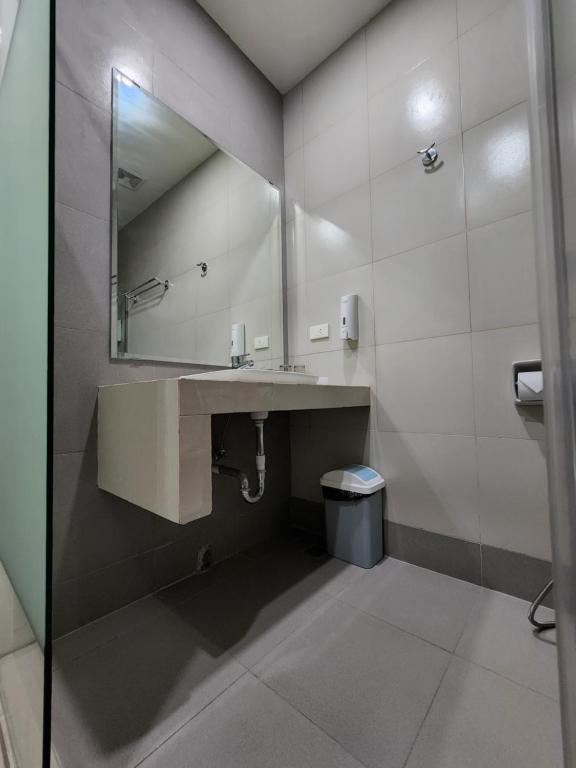 Koupelna v ubytování Benrose Hotel