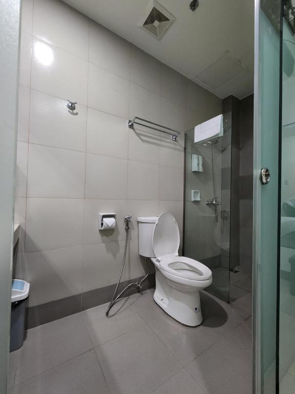 Koupelna v ubytování Benrose Hotel