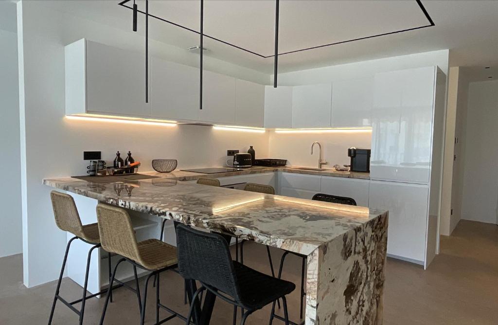 - une cuisine avec un grand comptoir en marbre et des chaises dans l'établissement My St-Tropez, à Saint-Tropez