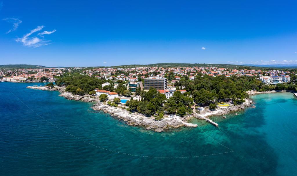 uma vista aérea de uma ilha na água em Villa Lovorka - Hotel Resort Dražica em Krk