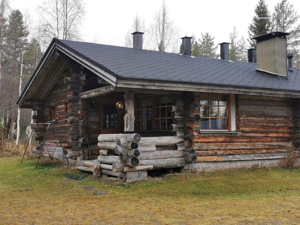Cabaña de madera con techo negro en Soppela, en Syöte