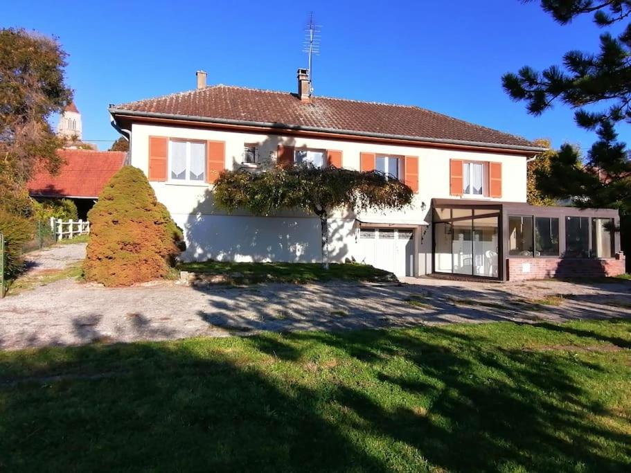 dom z dużym trawnikiem przed nim w obiekcie Gîte de la traverse, 2 à 6 personnes w mieście Allemant