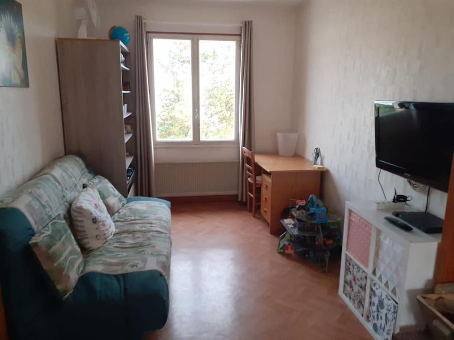 Telewizja i/lub zestaw kina domowego w obiekcie Gîte de la traverse, 2 à 6 personnes