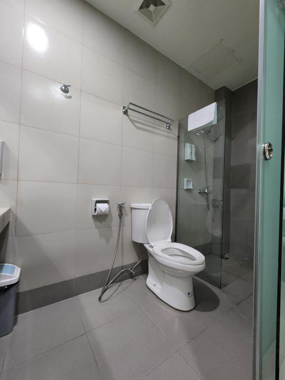 Koupelna v ubytování Benrose Hotel