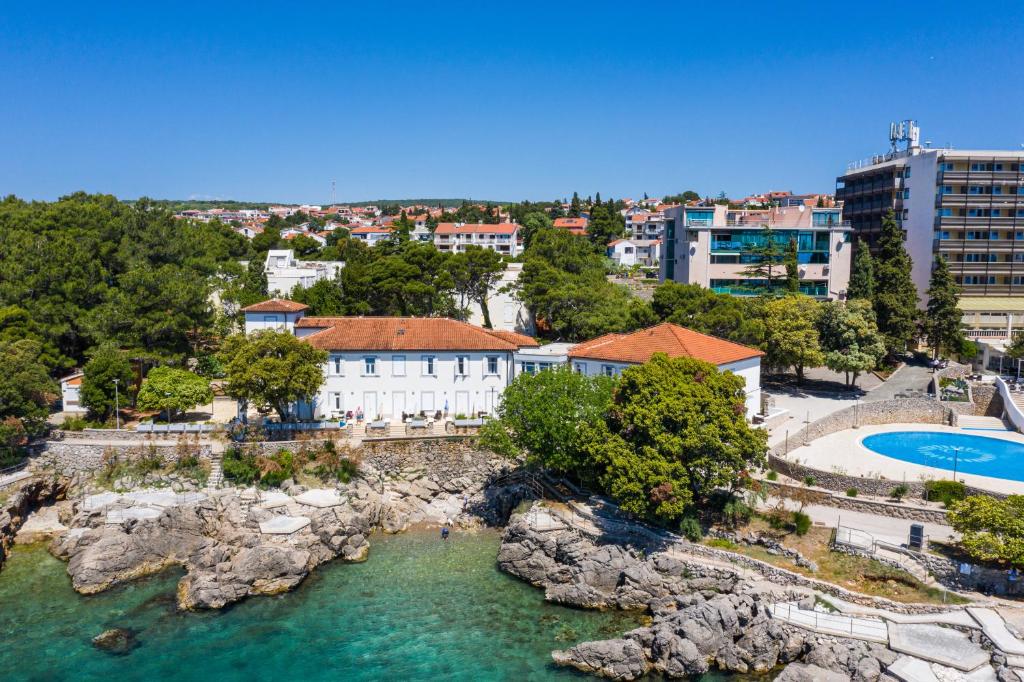una vista aerea di un edificio accanto a una cassa d'acqua di Villa Tamaris - Hotel Resort Dražica a Krk