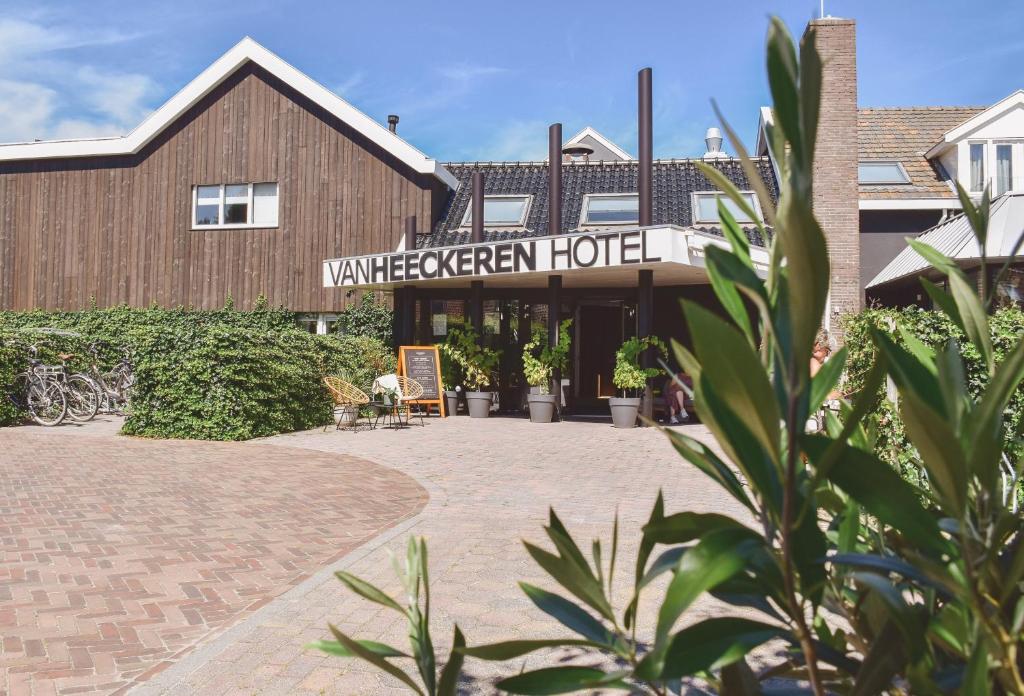 ein Gebäude mit einem Schild, das ein wasserwegisches Hotel liest in der Unterkunft Van Heeckeren Hotel in Nes