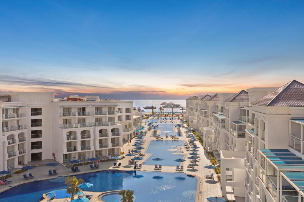 Bazén v ubytování Pickalbatros Blu Spa Resort - Adults Friendly 16 Years Plus- Ultra All-Inclusive nebo v jeho okolí