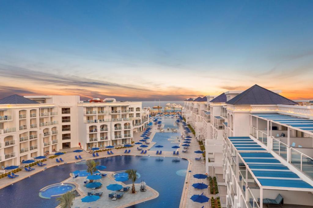 Bazén v ubytování Pickalbatros Blu Spa Resort - Adults Friendly 16 Years Plus- Ultra All-Inclusive nebo v jeho okolí