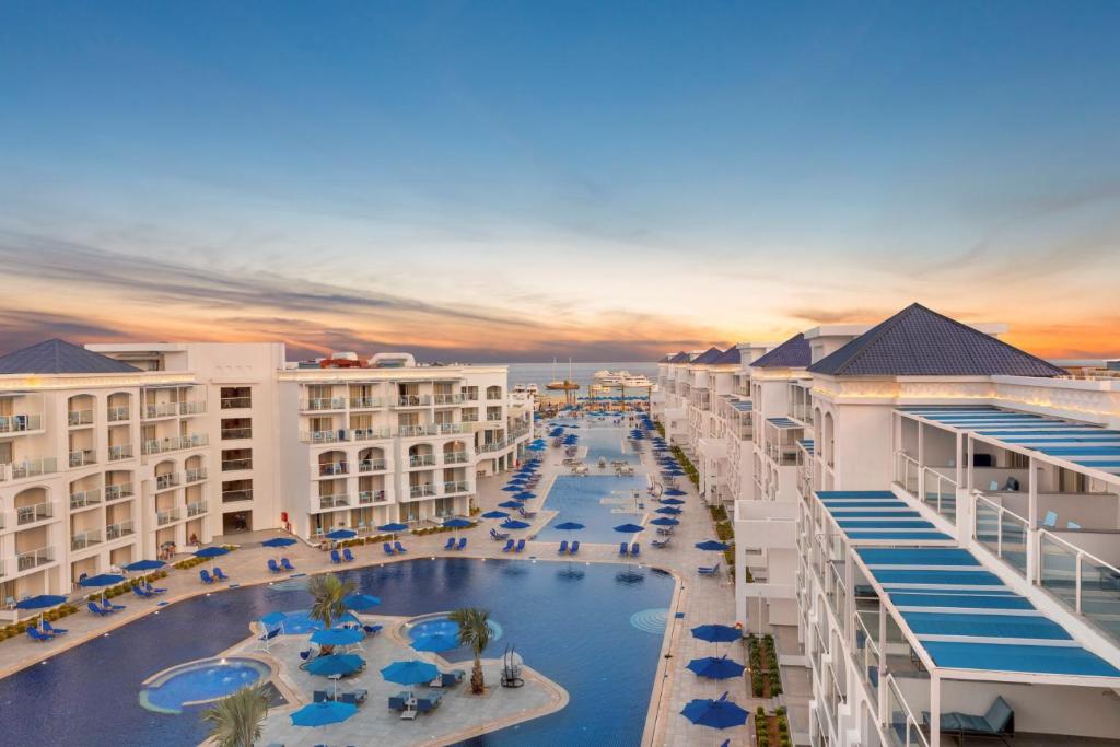 een luchtzicht op het zwembad van het resort bij Pickalbatros Blu Spa Resort - Adults Friendly 16 Years Plus- Ultra All-Inclusive in Hurghada