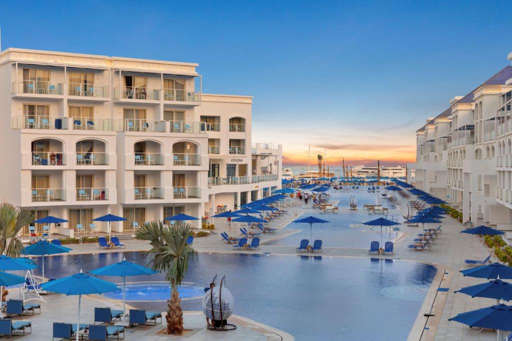 Bazén v ubytování Pickalbatros Blu Spa Resort - Adults Friendly 16 Years Plus- Ultra All-Inclusive nebo v jeho okolí