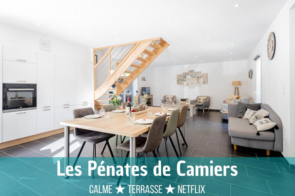 een keuken en eetkamer met een tafel en stoelen bij Les Pénates de Camiers in Camiers
