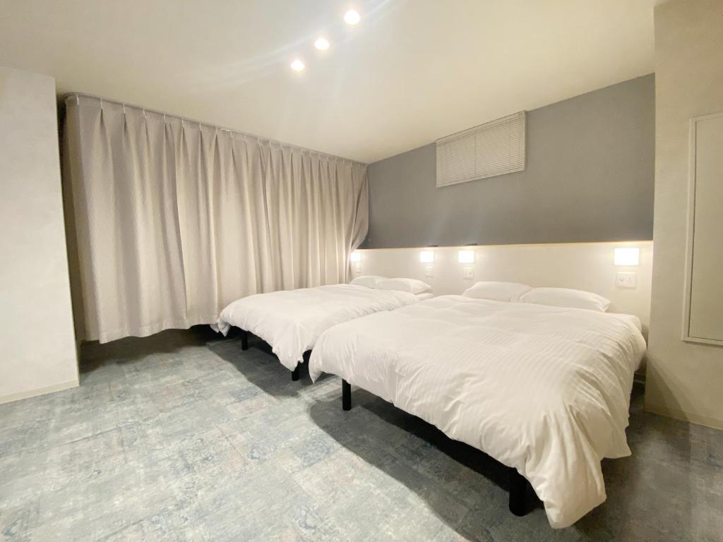 Postel nebo postele na pokoji v ubytování Takanobashi HOTEL