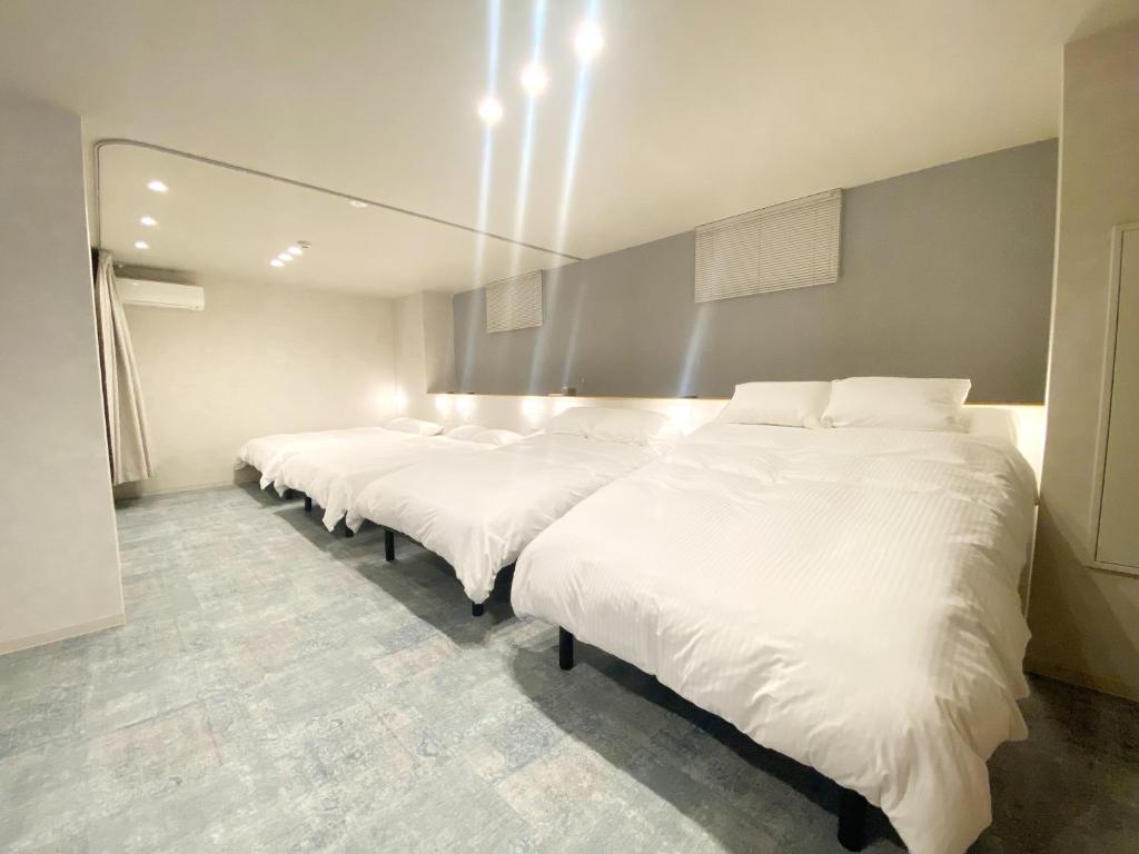 Postel nebo postele na pokoji v ubytování Takanobashi HOTEL