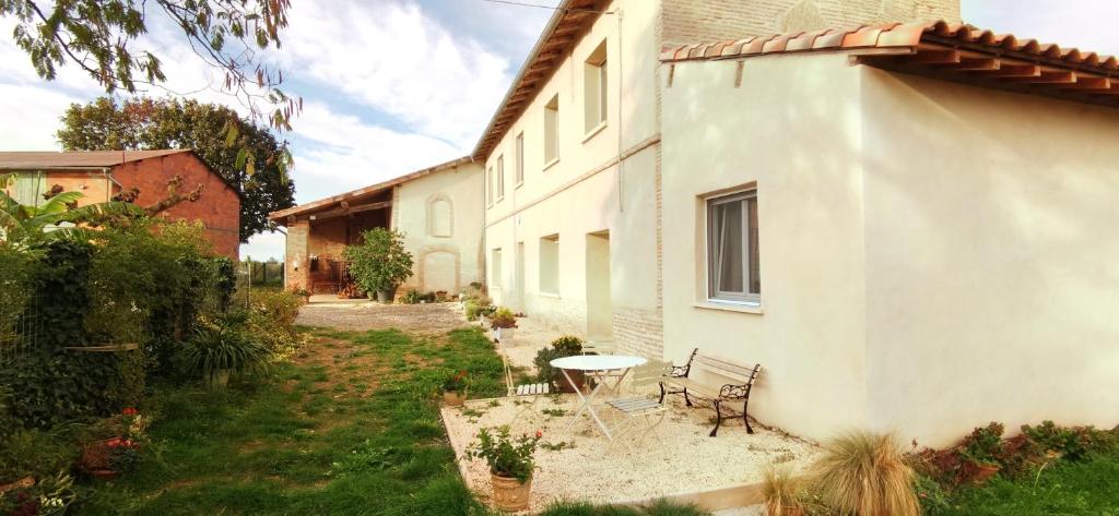 Zahrada ubytování Les Hauts de Grazac, Chambres et Tables d'hôtes