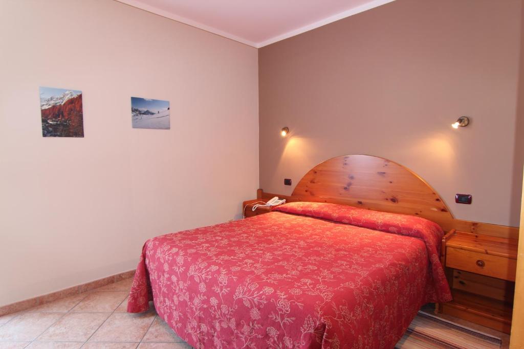 Postel nebo postele na pokoji v ubytování Albergo Edelweiss - LareSpa