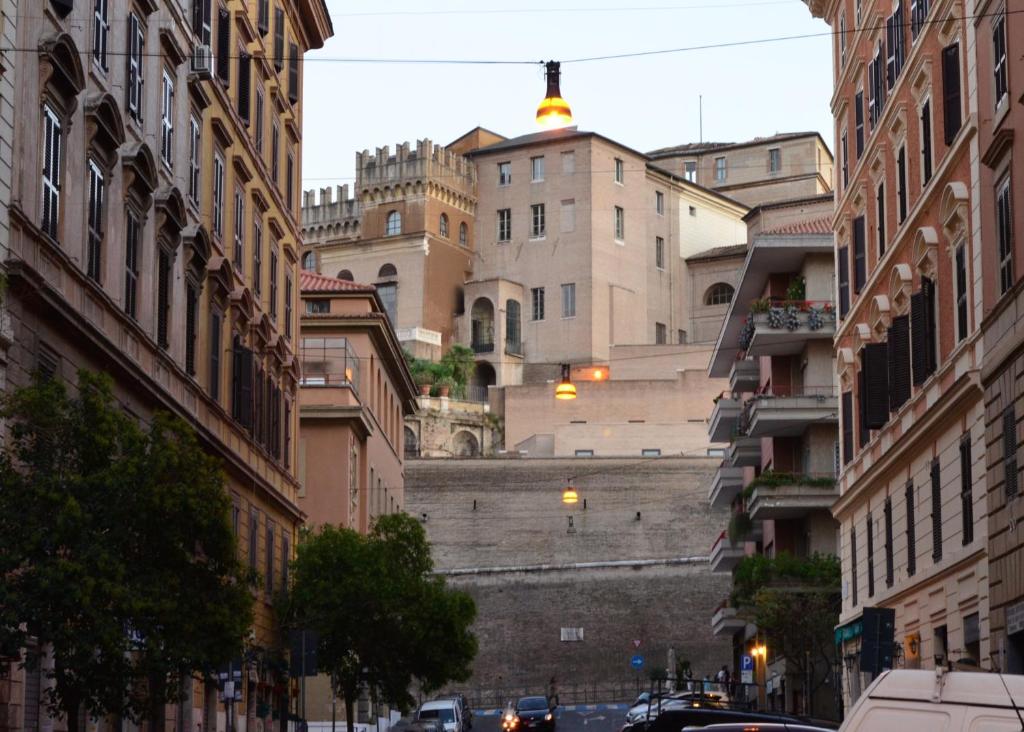 uma rua numa cidade com edifícios e carros em Vatican Santamaura 39 em Roma