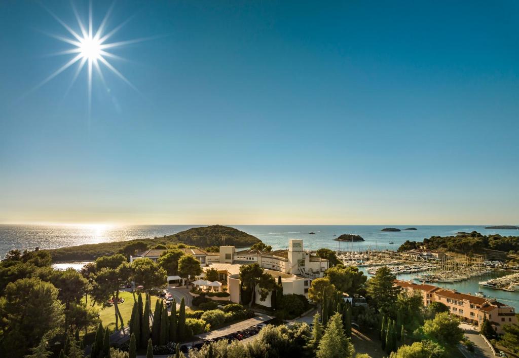 een uitzicht op een resort met de zon in de lucht bij Maistra Select Pineta Hotel in Vrsar