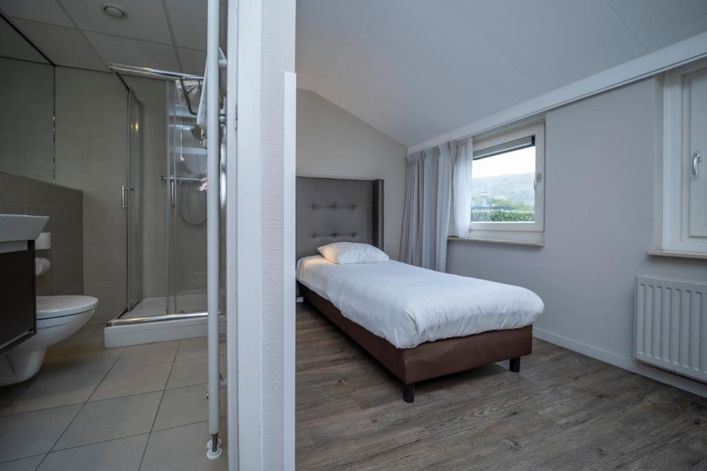 Koupelna v ubytování Fletcher Zuiderduin Beachhotel