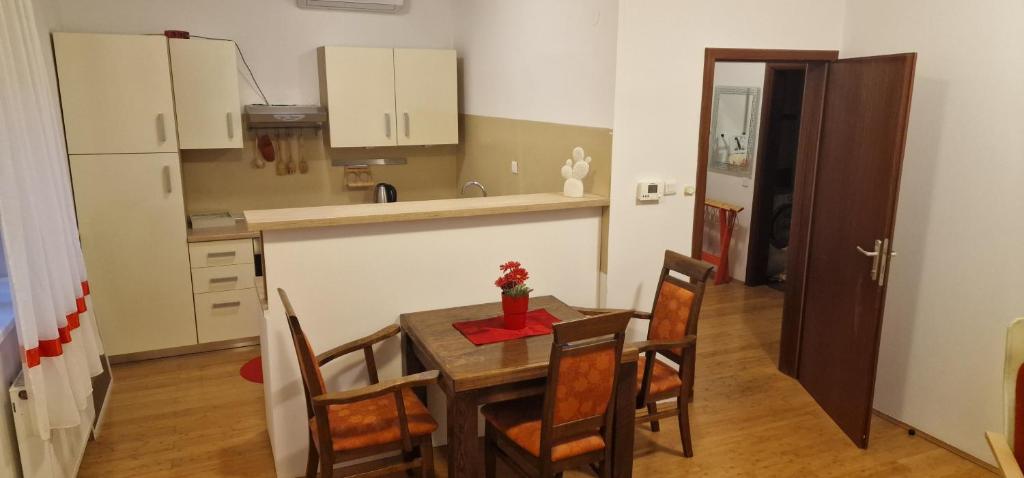 a kitchen and dining room with a table and chairs at Smještaj Slavonija in Daruvar