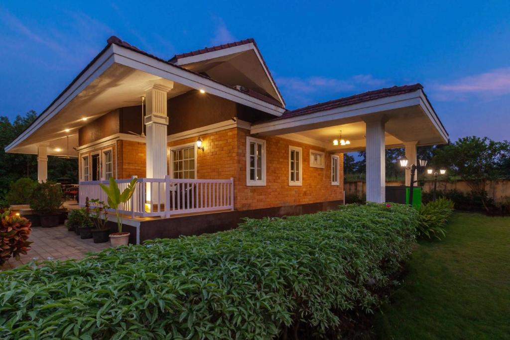 Φωτογραφία από το άλμπουμ του StayVista's Wandering Greens - Mountain-View Villa with Pool, Spacious Lawn & Balcony σε Pālghar