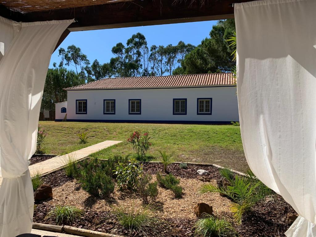 vistas a una casa blanca desde el patio en Monte do Pinheirinho, en São Domingos